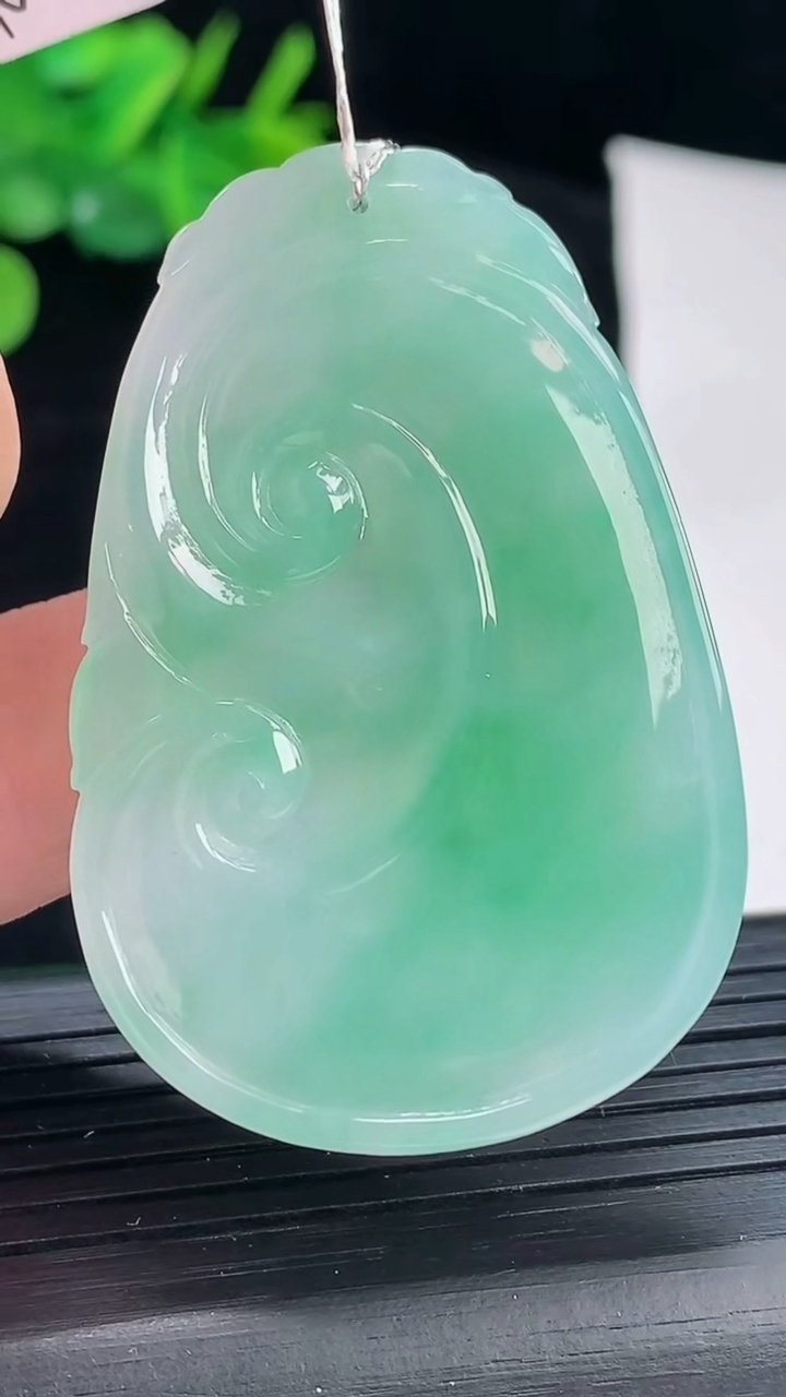 天然A货翡翠如意吊坠，尺寸50-33-4.8重量:15.65g
5月4日