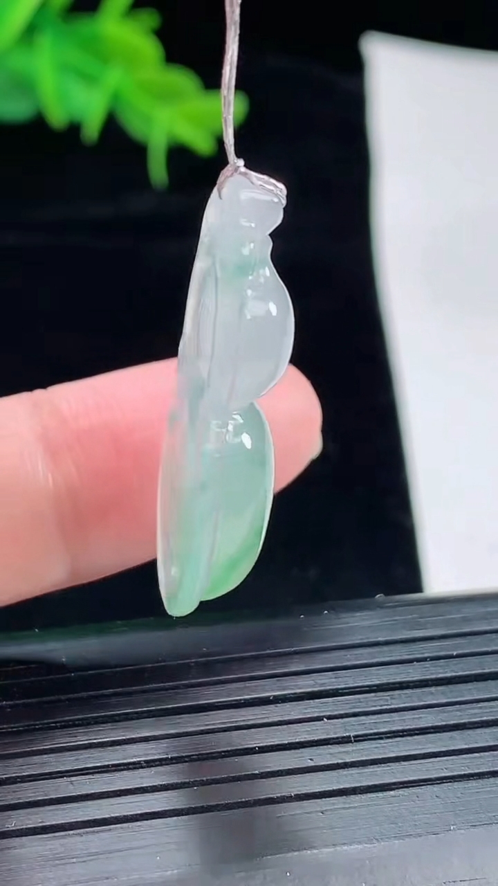 天然A货翡翠葫芦吊坠，尺寸31.6-17-6.5重量:5.10g
5月4日