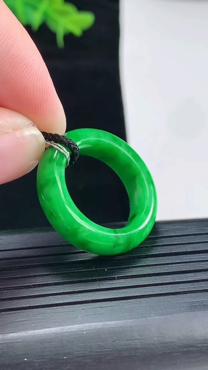 天然A货翡翠玉指环 戒指，尺寸18-6.2-4.5重量:5.35g2026年5月4日
工厂直销收藏佳品,种好水足，色泽均匀，有种有色，上手高大气！
