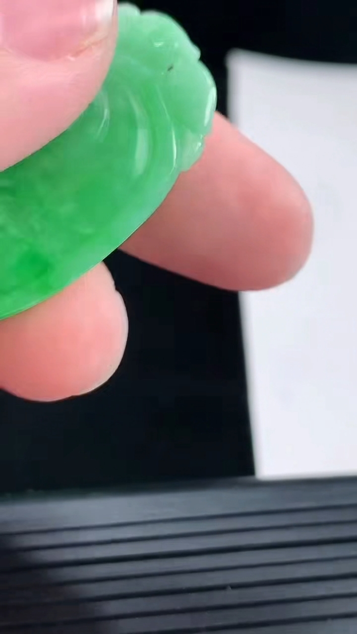 天然A货翡翠如意吊坠，尺寸36-24-5.2重量:9.19g
5月4日