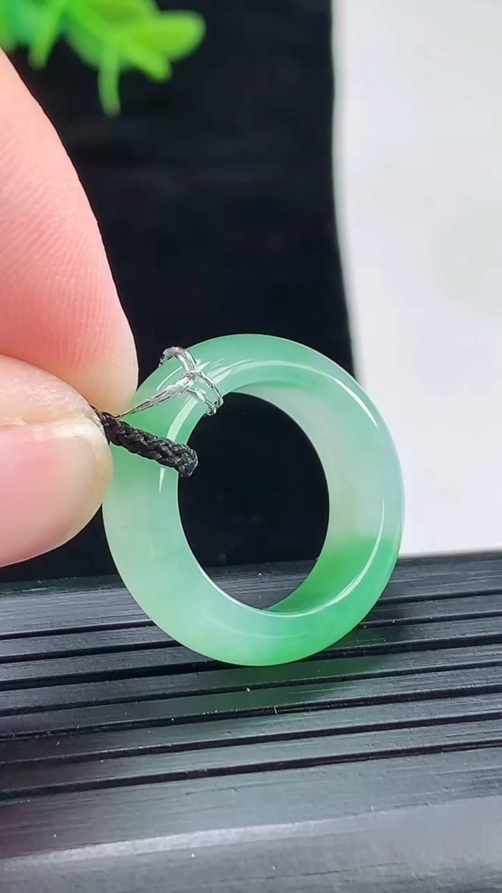天然A货翡翠玉指环 戒指，尺寸16.5-7-4重量:4.69g2026年5月4日
工厂直销收藏佳品,种好水足，色泽均匀，有种有色，上手高大气！