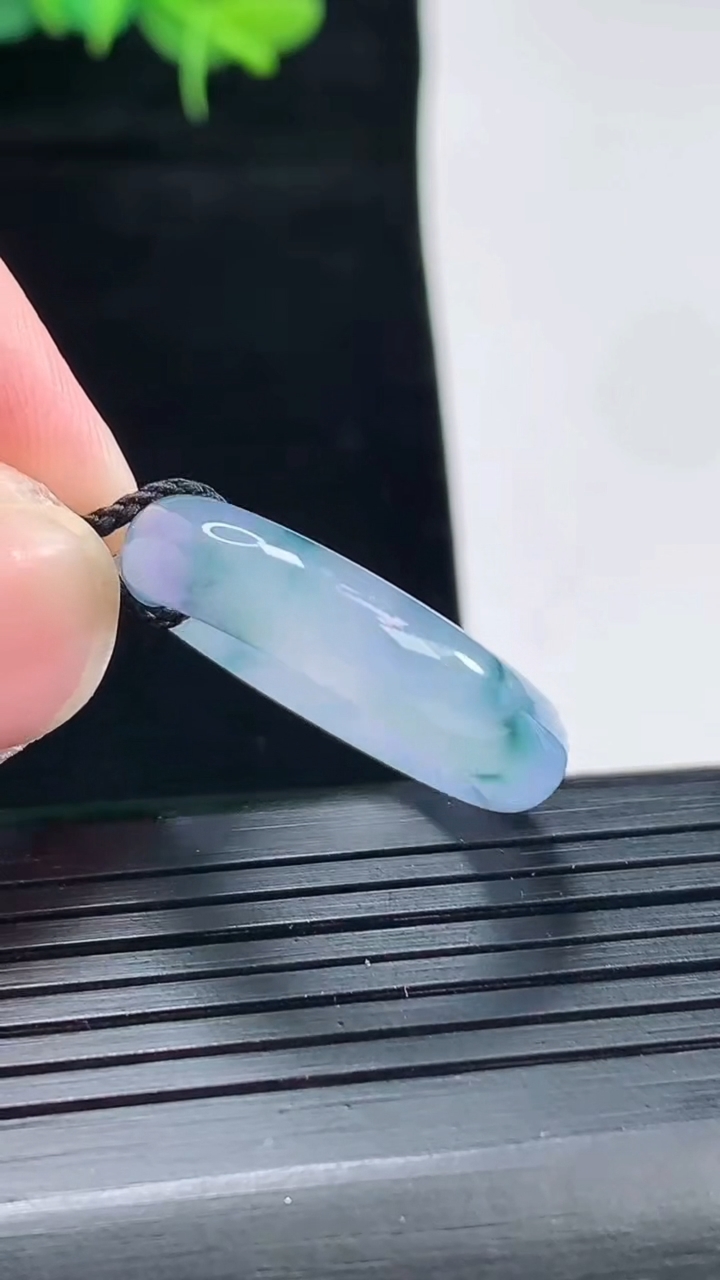 天然A货翡翠种紫罗兰 飘花玉指环 戒指，尺寸18-6-4重量:4.33g2026年5月4日
工厂直销收藏佳品,种好水足，色泽均匀，有种有色，上手高大气！
