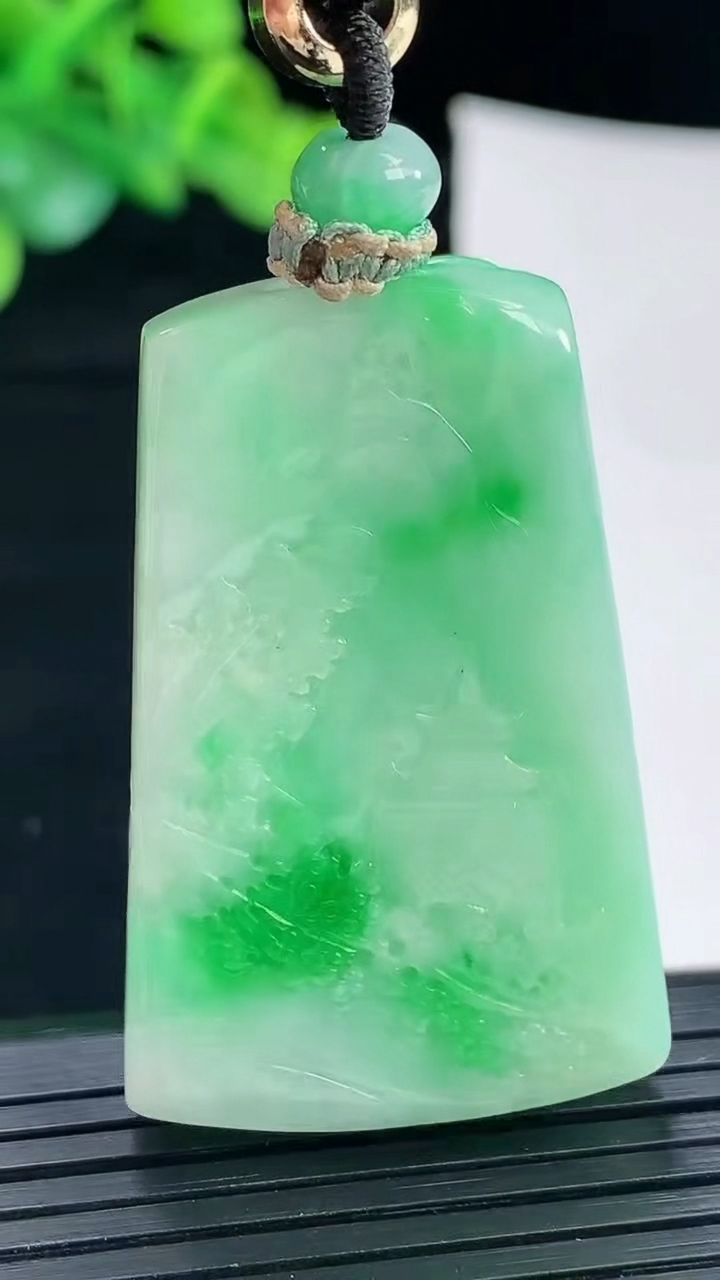 天然A货翡翠山水牌吊坠，尺寸43-28-10重量:30.34g
5月4日