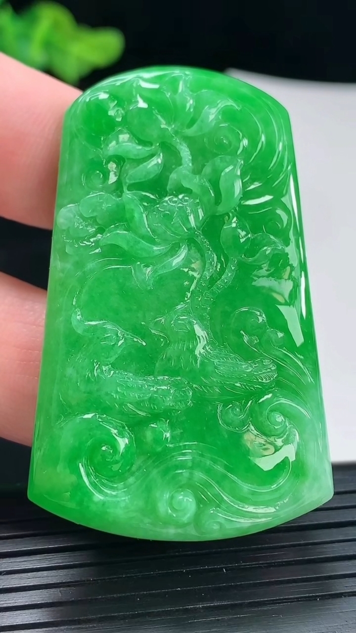 天然A货翡翠和和美美 荷花牌吊坠，尺寸55.6-34-6重量:23.26g
5月4日