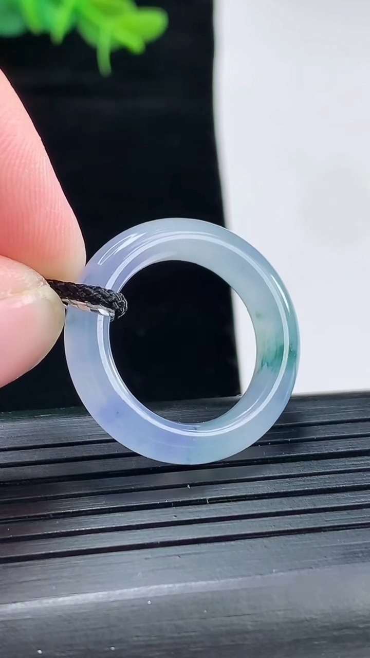天然A货翡翠种紫罗兰 飘花玉指环 戒指，尺寸18-6-4.2重量:4.76g2026年5月4日
工厂直销收藏佳品,种好水足，色泽均匀，有种有色，上手高大气！