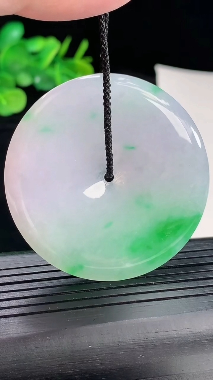 天然A货翡翠平安扣吊坠，尺寸50-5.2重量:28.60g
5月4日