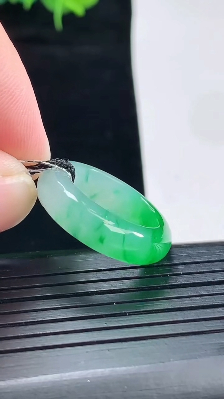 天然A货翡翠玉指环 戒指，尺寸16.6-6-4重量:4.33g2026年5月4日
工厂直销收藏佳品,种好水足，色泽均匀，有种有色，上手高大气！