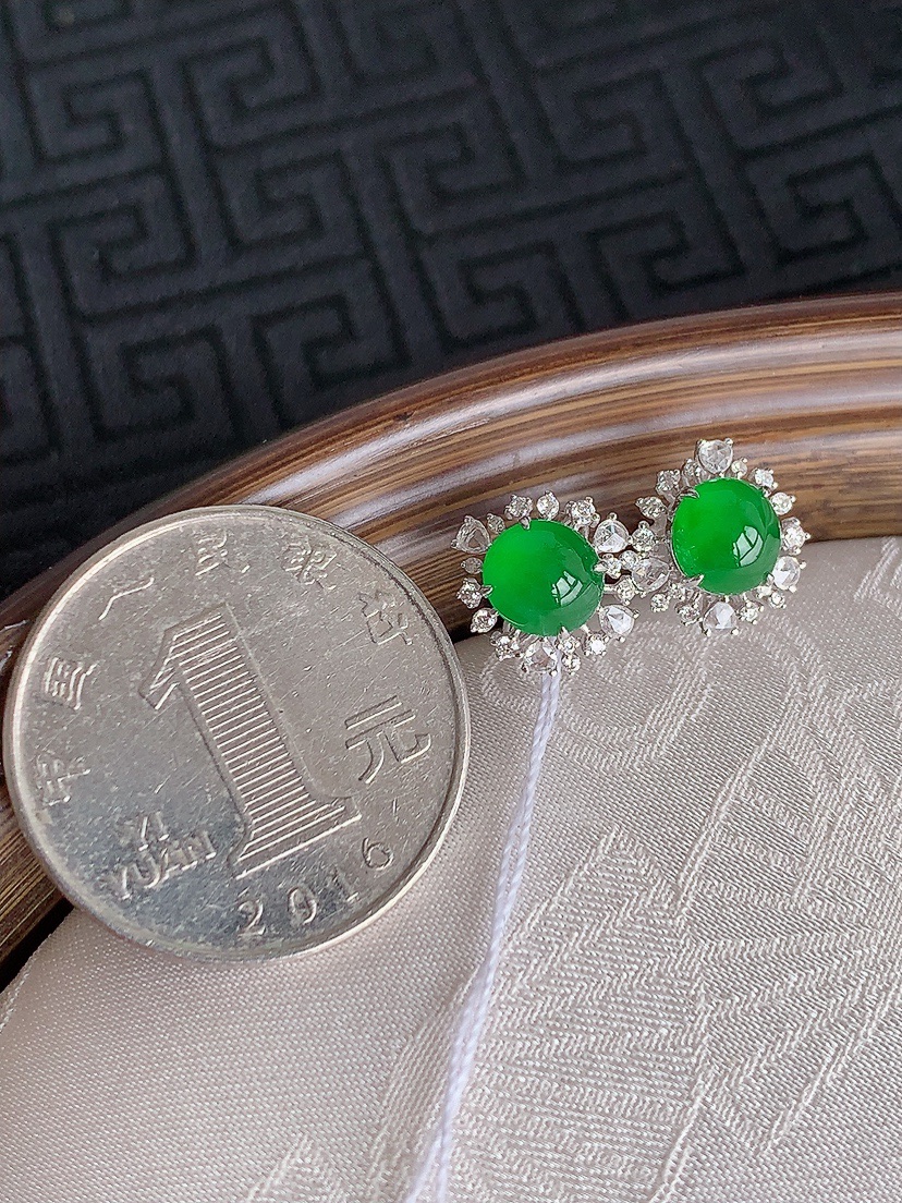 天然A货翡翠18K金伴钻镶嵌阳绿蛋面耳钉 
尺寸6-5.5mm 重量2.13g 0430