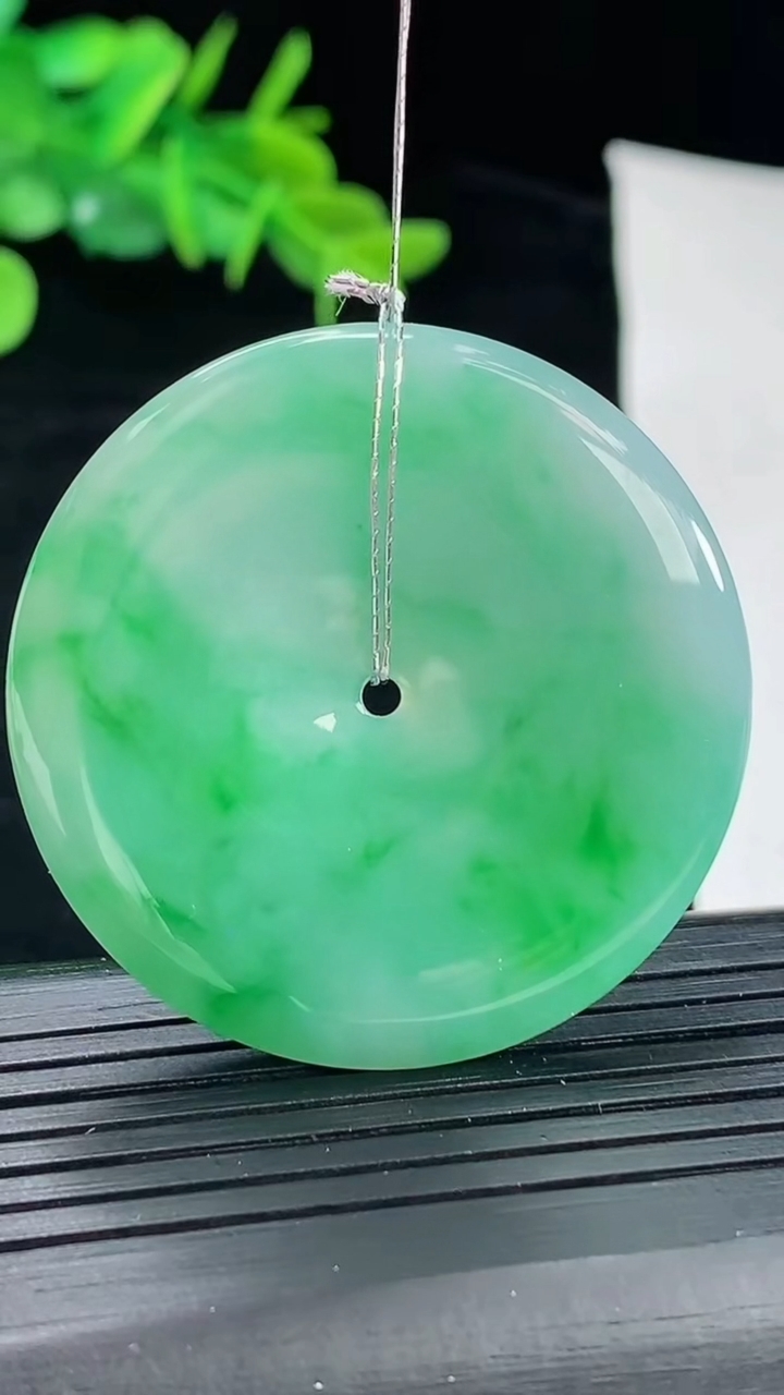 天然A货翡翠平安扣吊坠，尺寸41-5.2重量:19.75g
5月4日