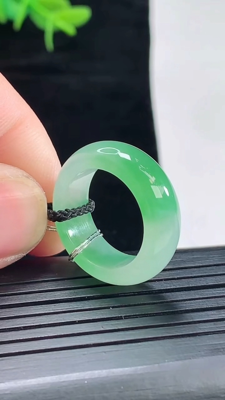 天然A货翡翠玉指环 戒指，尺寸16.5-7-4重量:4.69g2026年5月4日
工厂直销收藏佳品,种好水足，色泽均匀，有种有色，上手高大气！