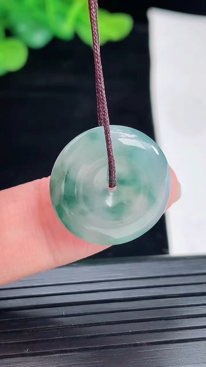 天然A货翡翠飘花平安扣吊坠，尺寸19-4.2重量:3.22g
5月4日