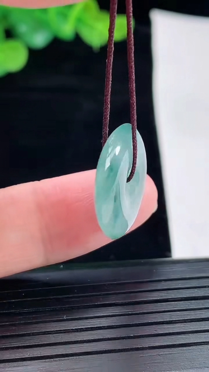天然A货翡翠飘花平安扣吊坠，尺寸19-4.2重量:3.22g
5月4日