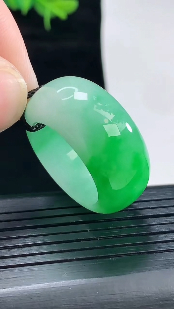 天然A货翡翠素面玉扳指 指环戒指，尺寸20.6-13-5.2重量:14.10g2026年5月4日
工厂直销收藏佳品,种好水足，色泽均匀，有种有色，上手高大气！