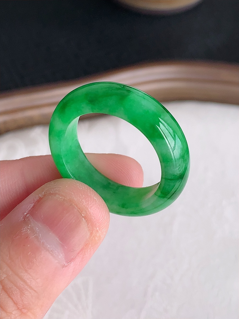 天然A货翡翠满绿素面戒指 
尺寸19.7-6-3.6mm 重量5.65g 0430
