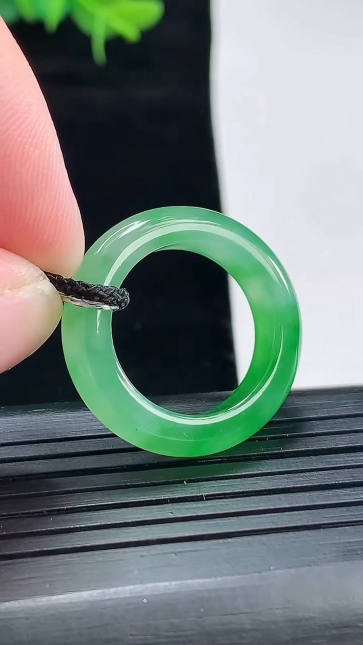 天然A货翡翠玉指环 戒指，尺寸18-6-4重量:4.88g2026年5月4日
工厂直销收藏佳品,种好水足，色泽均匀，有种有色，上手高大气！