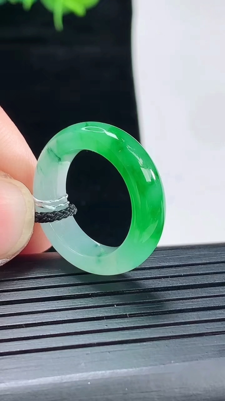 天然A货翡翠玉指环 戒指，尺寸16.6-6-4重量:4.33g2026年5月4日
工厂直销收藏佳品,