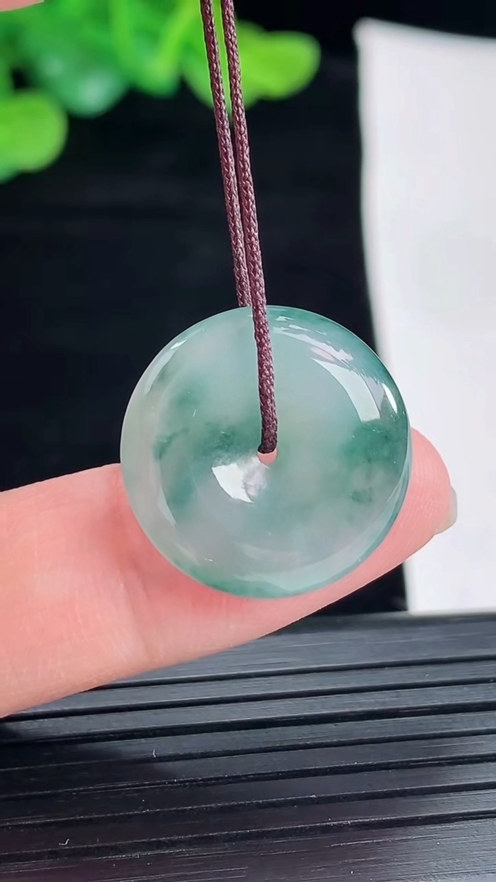 天然A货翡翠飘花平安扣吊坠，尺寸19-4.2重量:3.22g
5月4日