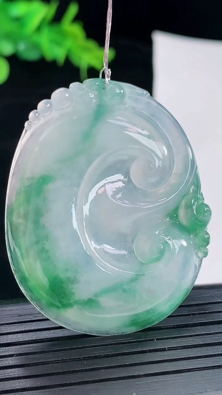 天然A货翡翠冰种飘花如意吊坠，尺寸49-40-5.8重量:20.32g
5月4日