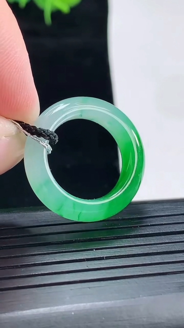 天然A货翡翠玉指环 戒指，尺寸16.6-6-4重量:4.33g2026年5月4日
工厂直销收藏佳品,种好水足，色泽均匀，有种有色，上手高大气！