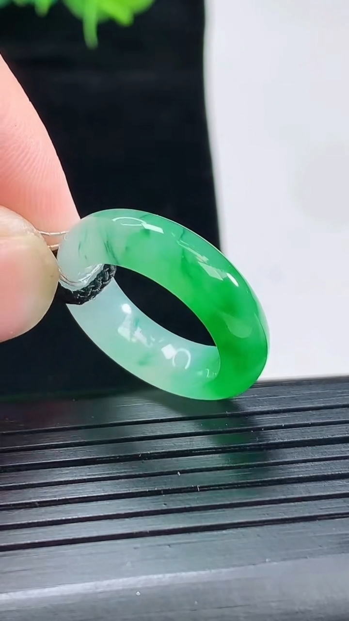 天然A货翡翠玉指环 戒指，尺寸16.6-6-4重量:4.33g2026年5月4日
工厂直销收藏佳品,种好水足，色泽均匀，有种有色，上手高大气！