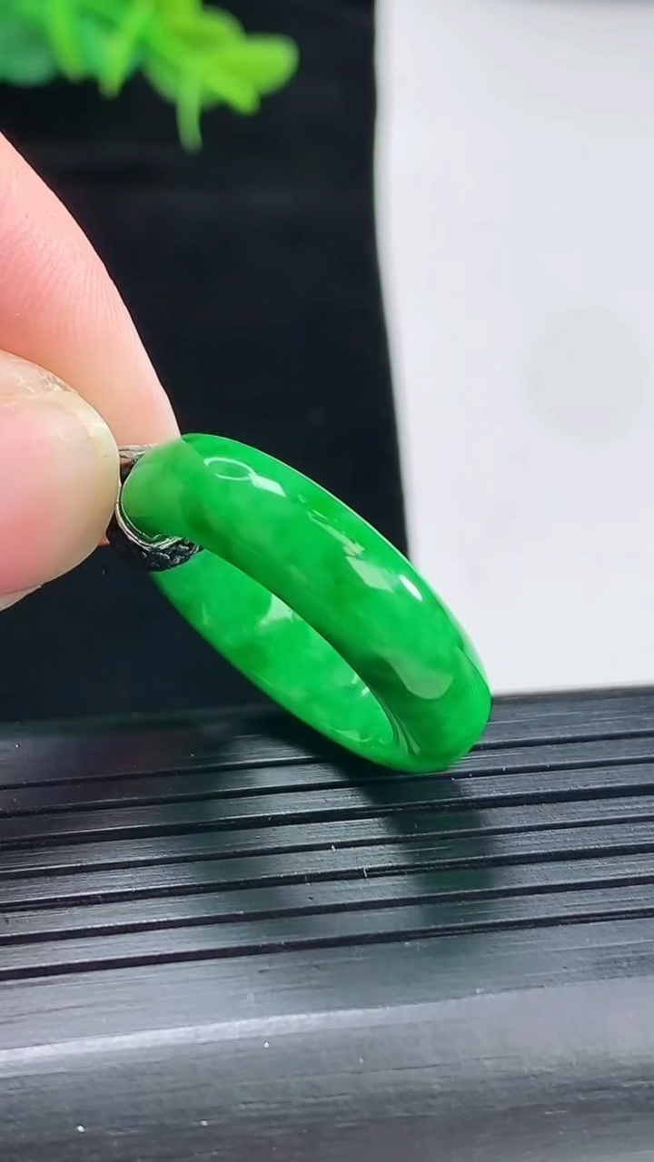 天然A货翡翠玉指环 戒指，尺寸18-6.2-4.5重量:5.35g2026年5月4日
工厂直销收藏佳品,种好水足，色泽均匀，有种有色，上手高大气！