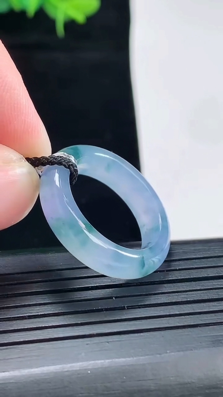 天然A货翡翠种紫罗兰 飘花玉指环 戒指，尺寸18-6-4重量:4.33g2026年5月4日
工厂直销收藏佳品,种好水足，色泽均匀，有种有色，上手高大气！