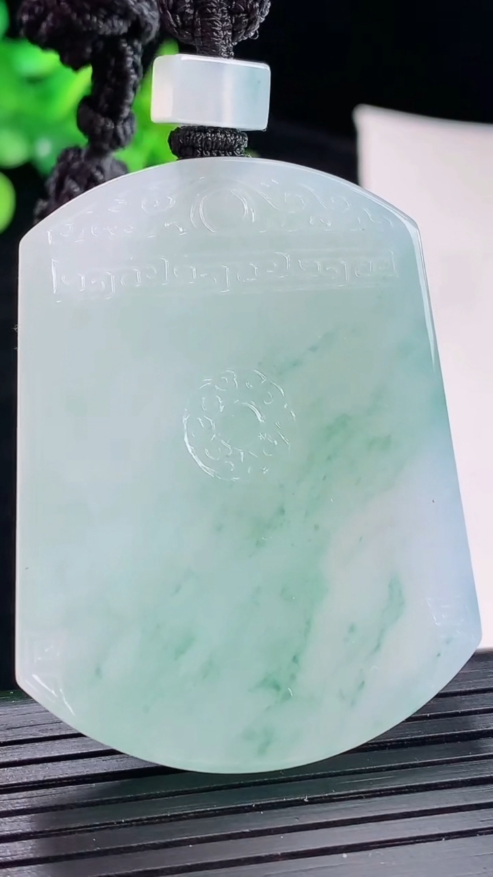 天然A货翡翠种飘花仿古无事牌吊坠，尺寸51-39-5.5重量:35.11g
5月4日