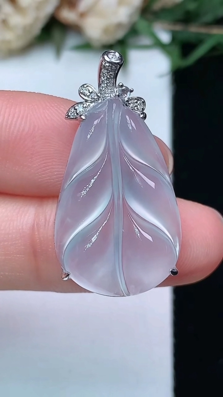 天然A货翡翠白冰金枝玉叶 叶子吊坠，尺寸24.3-15.6-6，重量:3.52g
5月4日