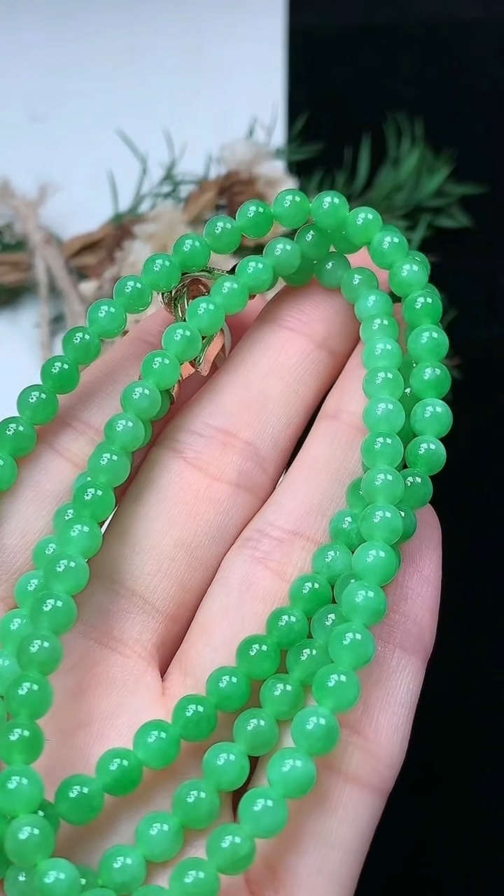 天然A货翡翠圆珠项链，尺寸5-121颗，重量:28.02g5月4日
工厂直销收藏佳品,种好水足，色泽均匀，有种有色，上手高大气！