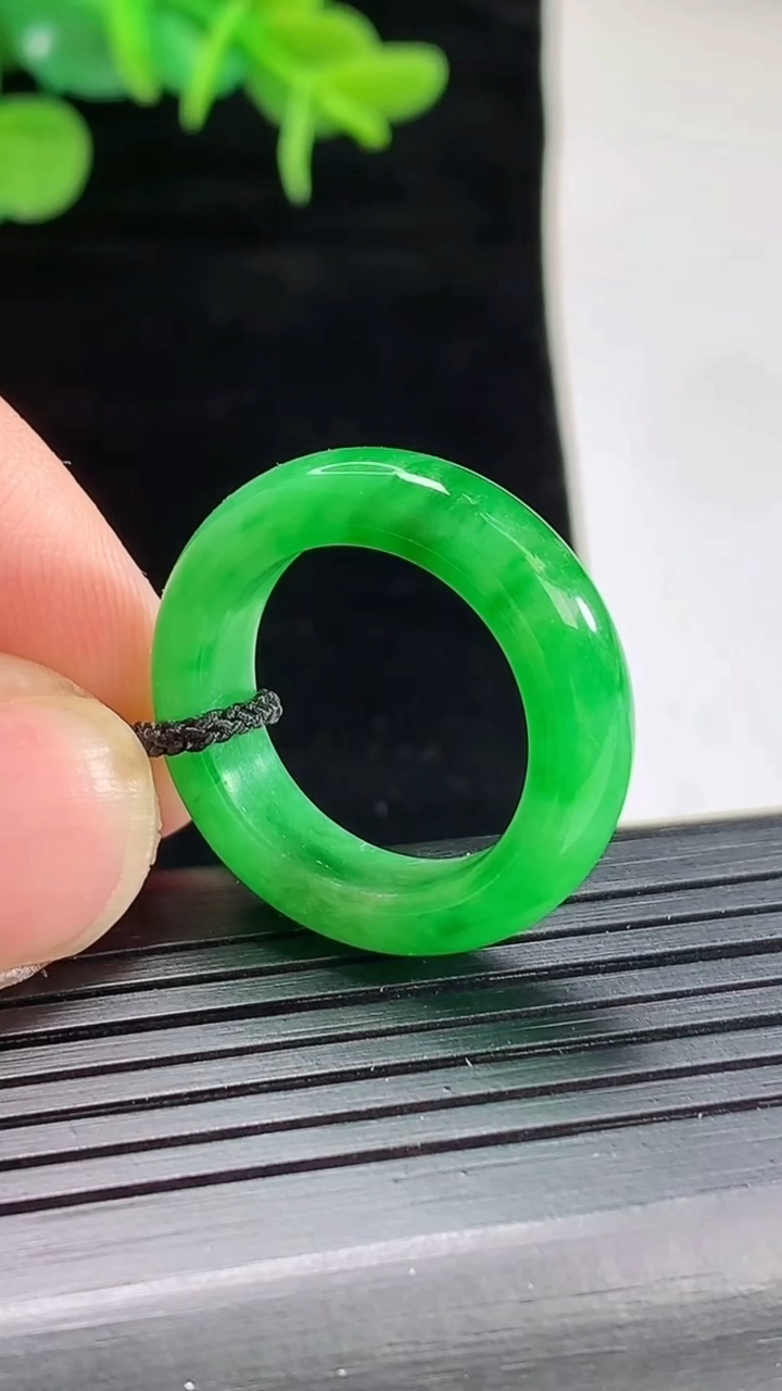 天然A货翡翠玉指环 戒指，尺寸17.5-5.5-4.2重量:4.35g2026年5月4日
工厂直销收藏佳品,种好水足，色泽均匀，有种有色，上手高大气！