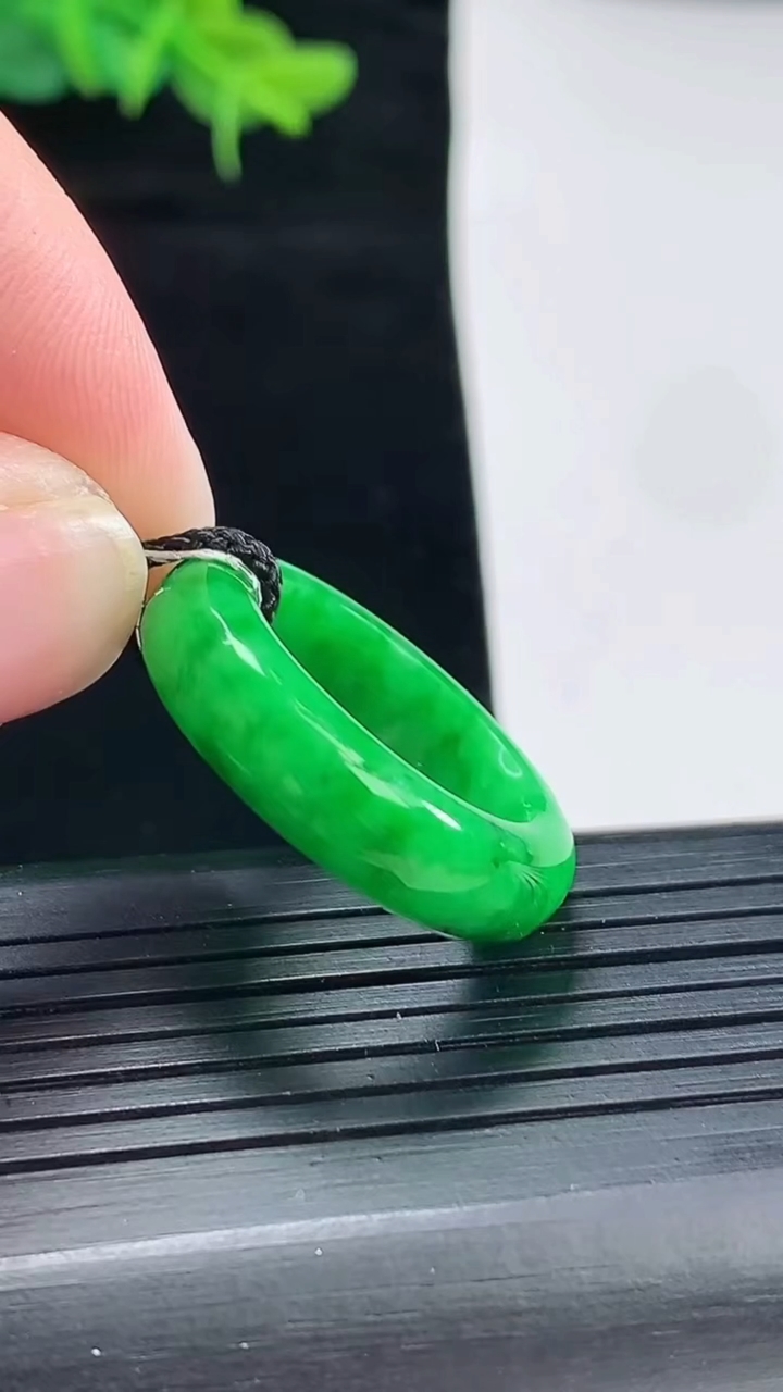 天然A货翡翠玉指环 戒指，尺寸18-6.2-4.5重量:5.35g2026年5月4日
工厂直销收藏佳品,种好水足，色泽均匀，有种有色，上手高大气！