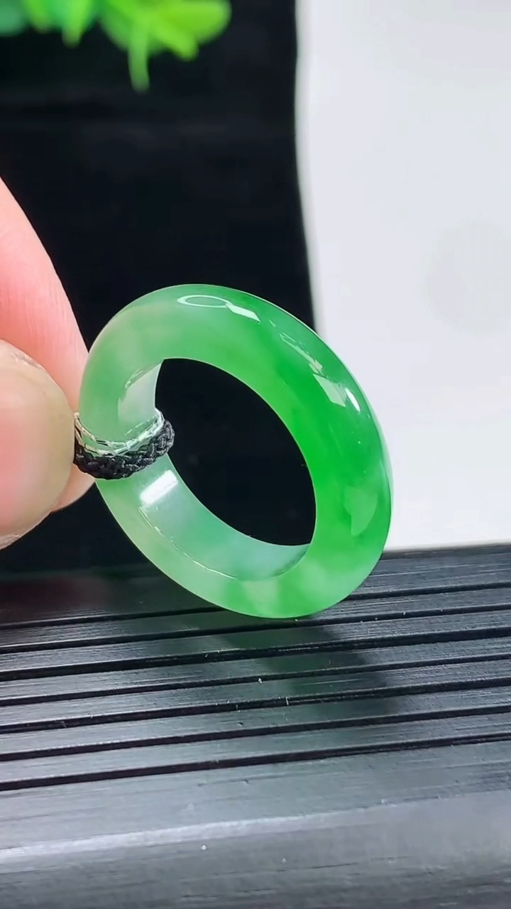 天然A货翡翠玉指环 戒指，尺寸18-6-4重量:4.88g2026年5月4日
工厂直销收藏佳品,种好水足，色泽均匀，有种有色，上手高大气！