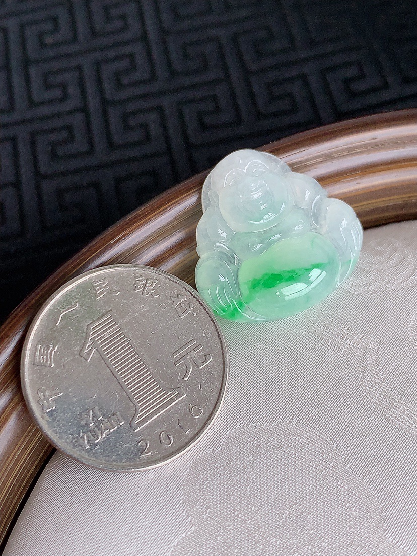 天然A货翡翠飘阳绿佛公镶嵌件 
尺寸21.6-22.4-4.8mm 重量4.33g 0430