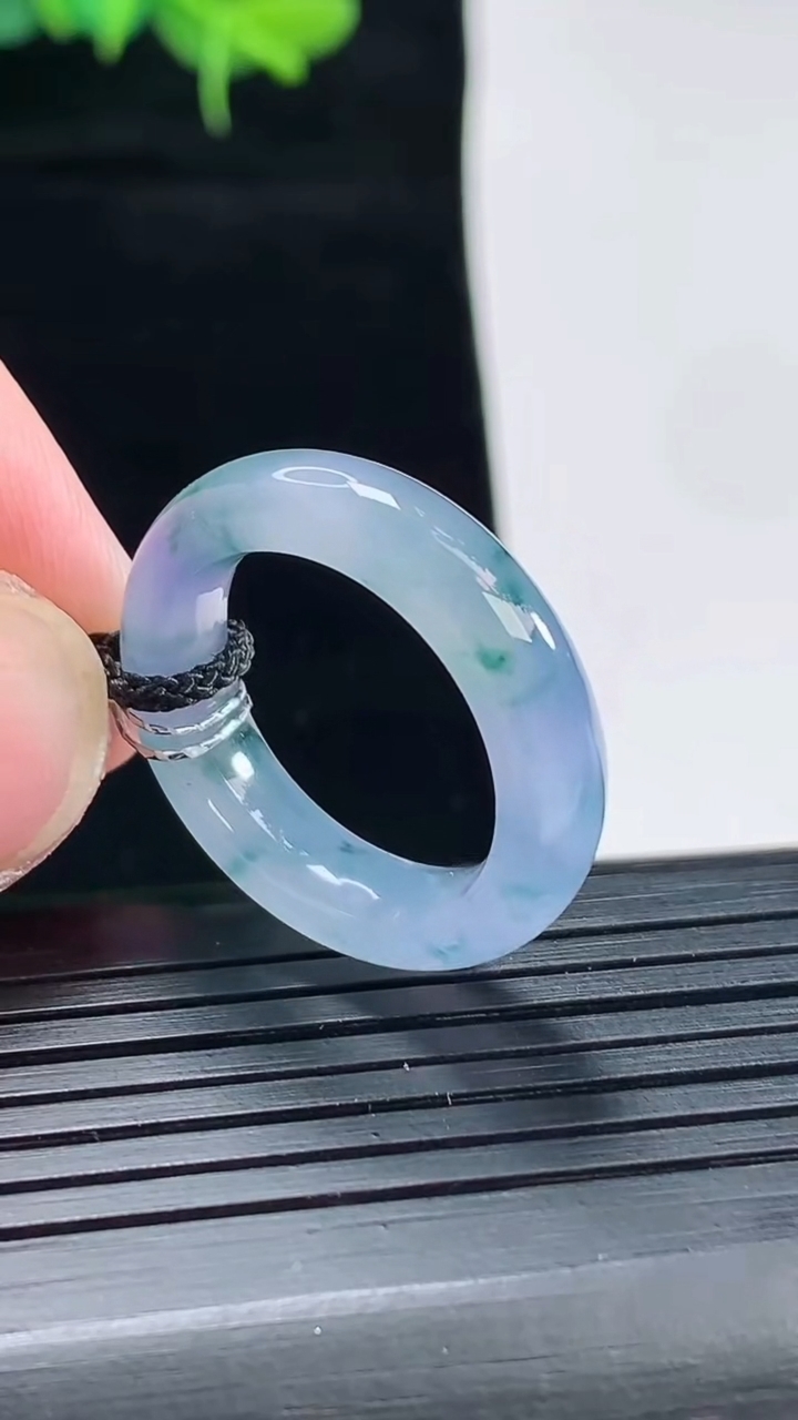 天然A货翡翠种紫罗兰 飘花玉指环 戒指，尺寸18-6-4重量:4.33g2026年5月4日
工厂直销收藏佳品,种好水足，色泽均匀，有种有色，上手高大气！