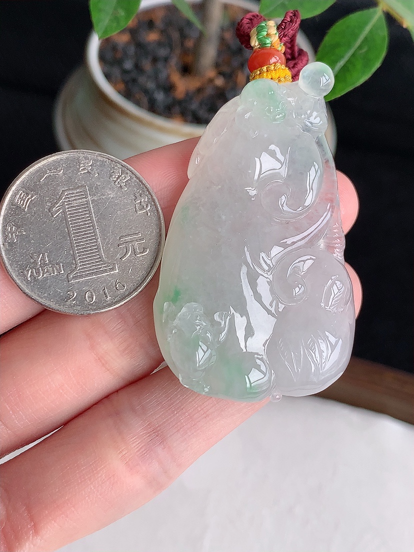 天然A货翡翠飘绿如意吊坠 
尺寸50-30-9.6mm 重量30.50g 0430