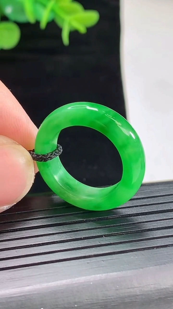 天然A货翡翠玉指环 戒指，尺寸17.5-5.5-4.2重量:4.35g2026年5月4日
工厂直销收藏佳品,种好水足，色泽均匀，有种有色，上手高大气！