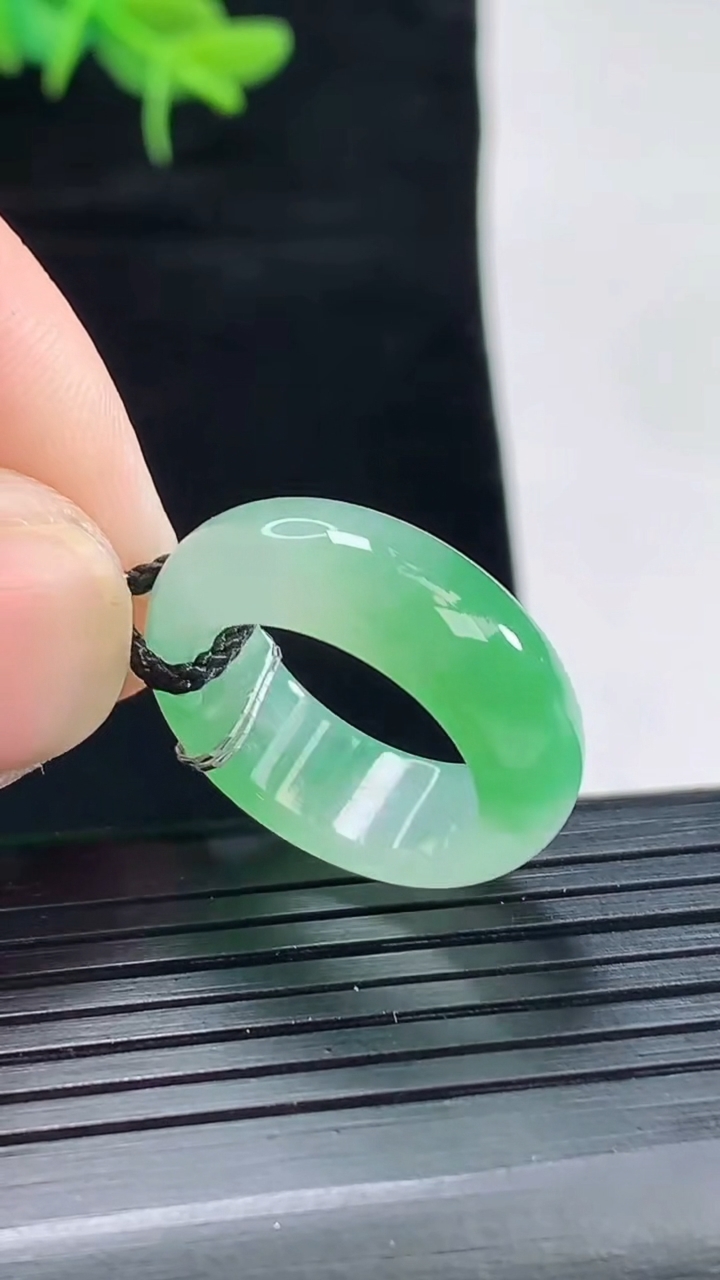 天然A货翡翠玉指环 戒指，尺寸16.5-7-4重量:4.69g2026年5月4日
工厂直销收藏佳品,种好水足，色泽均匀，有种有色，上手高大气！