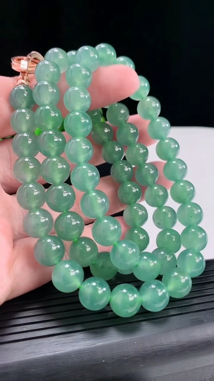 天然A货翡翠种蓝水圆珠项链，尺寸10-64颗重量:109.27g
5月4日