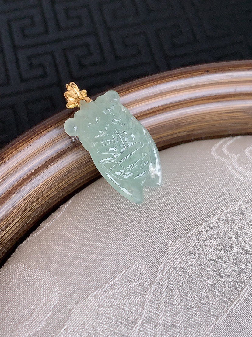 天然A货翡翠18K金扣头晴水一鸣惊人吊坠 
尺寸25.8-20.4-12-7.3mm 重量3.28g 0501