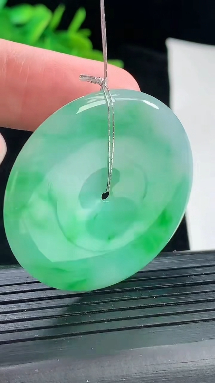 天然A货翡翠平安扣吊坠，尺寸41-5.2重量:19.75g
5月4日