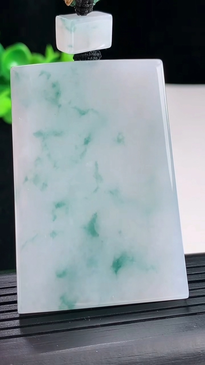 天然A货翡翠飘花无事牌吊坠，尺寸60.5-41-6重量:56.15g
5月4日