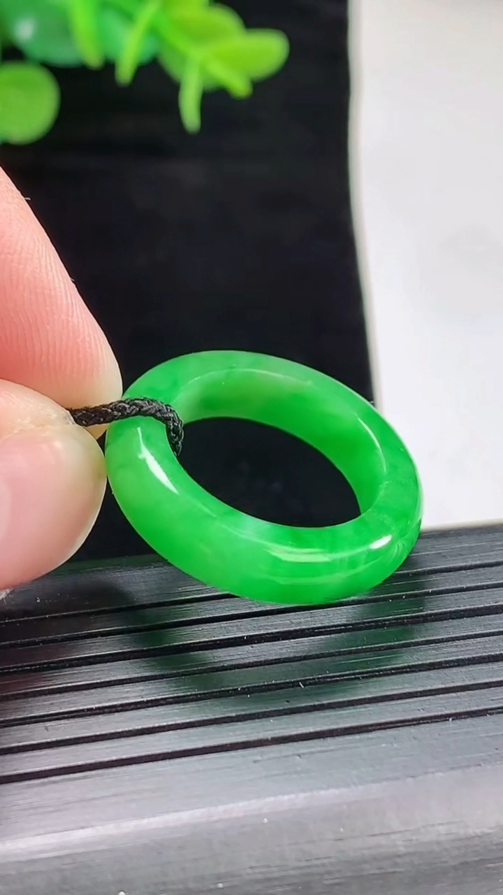天然A货翡翠玉指环 戒指，尺寸17.5-5.5-4.2重量:4.35g2026年5月4日
工厂直销收藏佳品,种好水足，色泽均匀，有种有色，上手高大气！