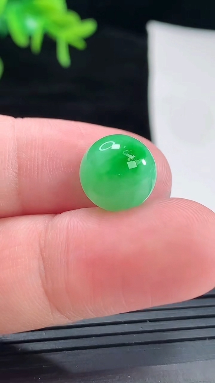 天然A货翡翠圆珠吊坠，尺寸12重量:2.86g5月4日
工厂直销收藏佳品,种好水足，色泽均匀，有种有色，上手高大气！