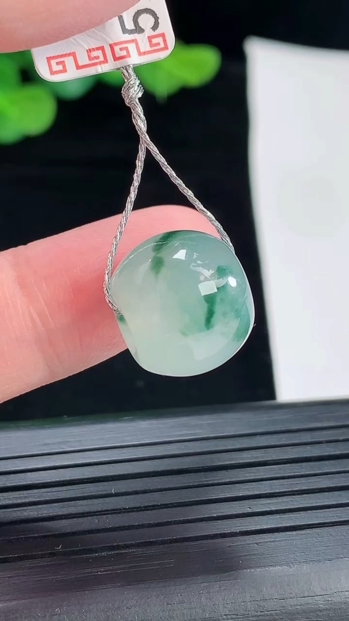 天然A货翡翠冰种飘花路路通吊坠，尺寸12.5-15重量:5.32g
5月4日