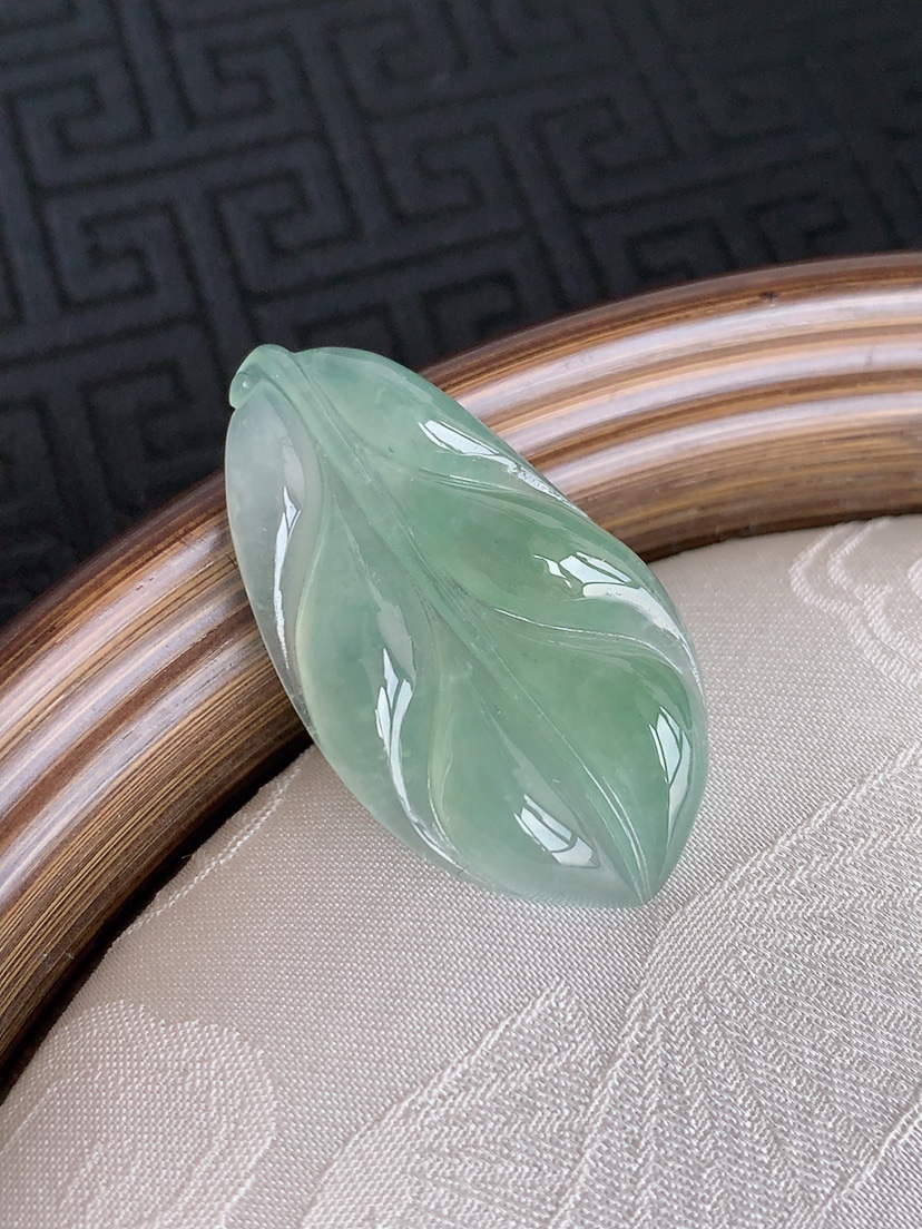 天然A货翡翠晴水叶子金枝玉叶镶嵌件 
尺寸35-19-5.3mm 重量6.25g 0501