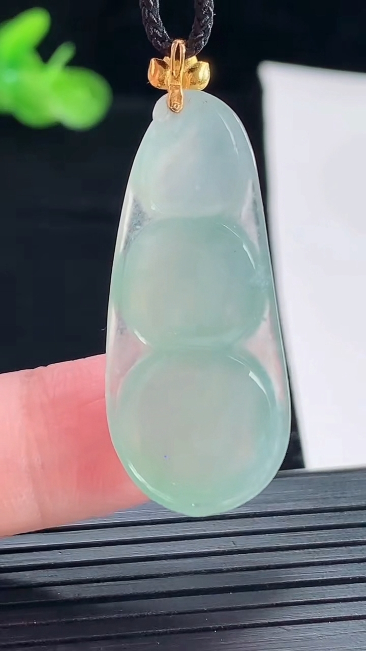 天然A货翡翠福豆吊坠，尺寸35-16-7重量:6.41g
5月5日