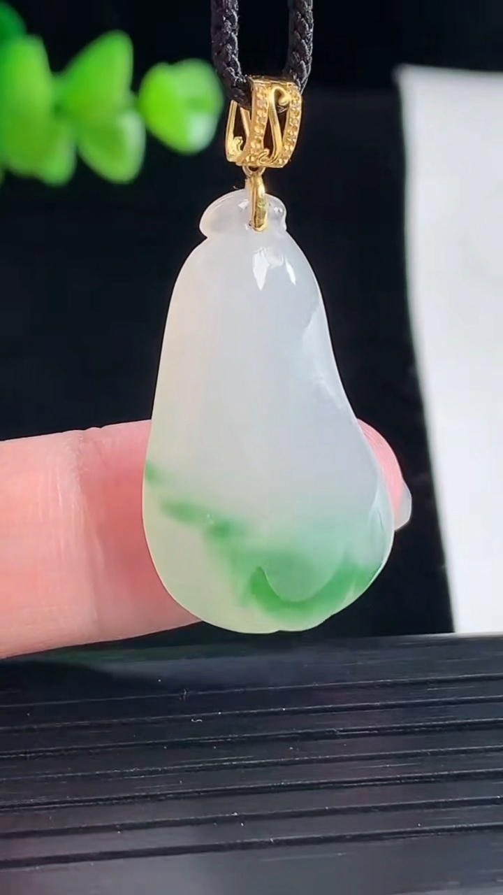 天然A货翡翠18k金飘花福瓜吊坠，尺寸29-17-6重量:5.68g
5月5日