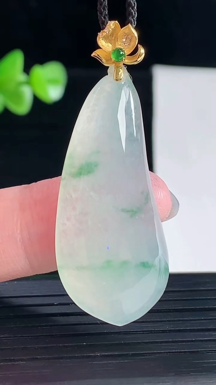 天然A货翡翠种飘花福瓜吊坠，尺寸38-17.5-7重量:8.23g
5月5日
