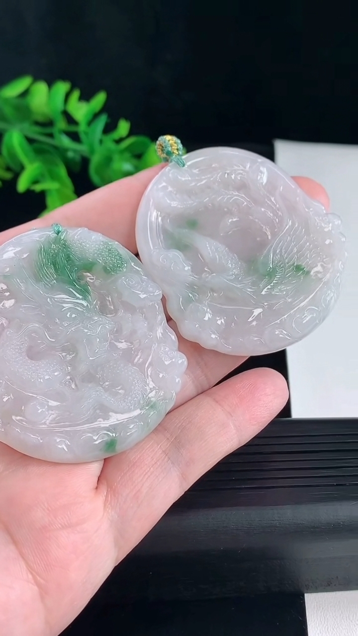天然A货翡翠飘花龙凤呈祥吊坠一对，尺寸53-49.5-5.5重量:49.39g
5月5日
