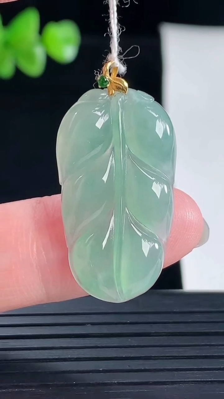 天然A货翡翠金枝玉叶 叶子吊坠，尺寸29.5-17-4重量:3.57g
5月5日